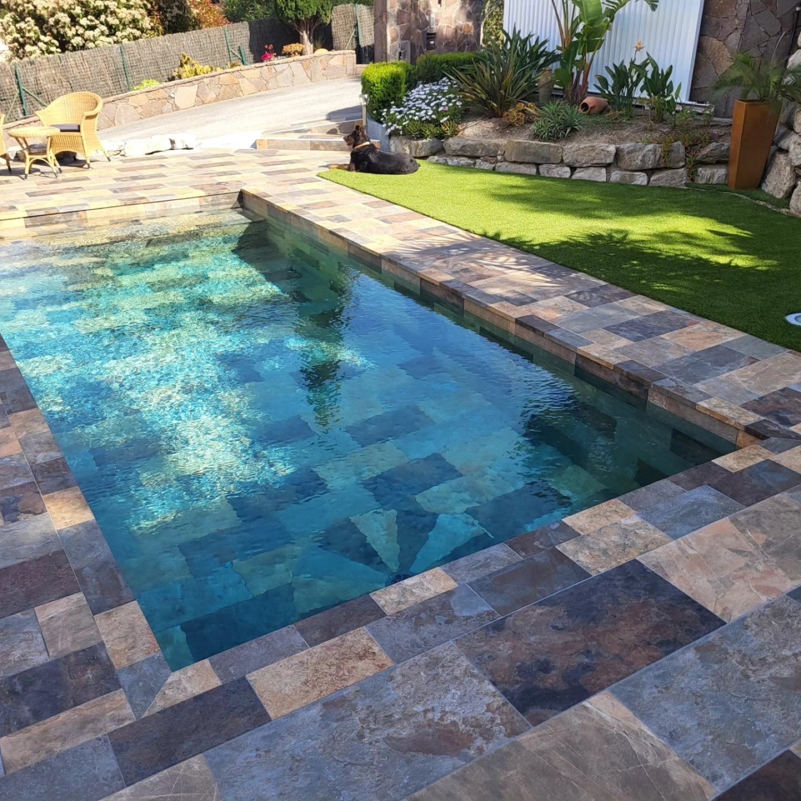 Terrasse en quartzite autour d'un bassin