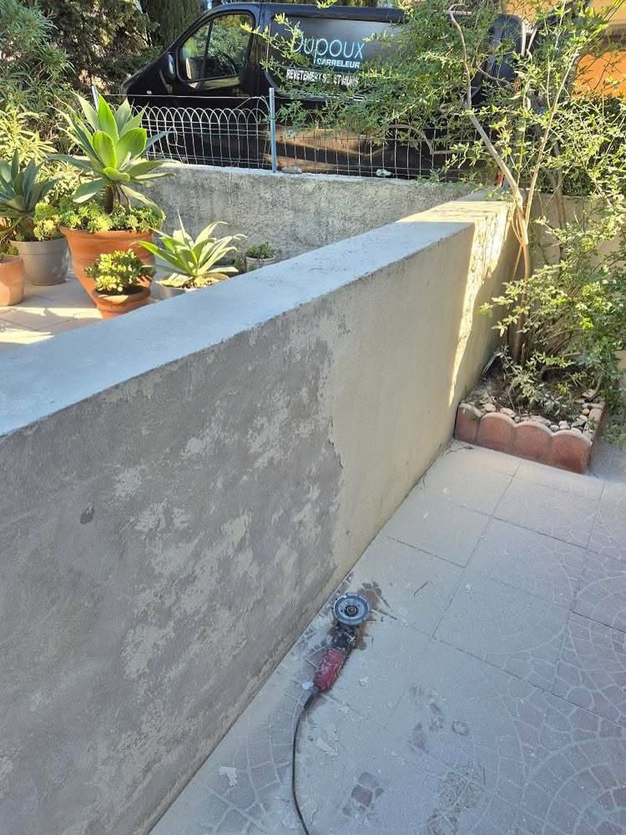 Enduit et ragréage d'un muret, mise à niveau avant carrelage