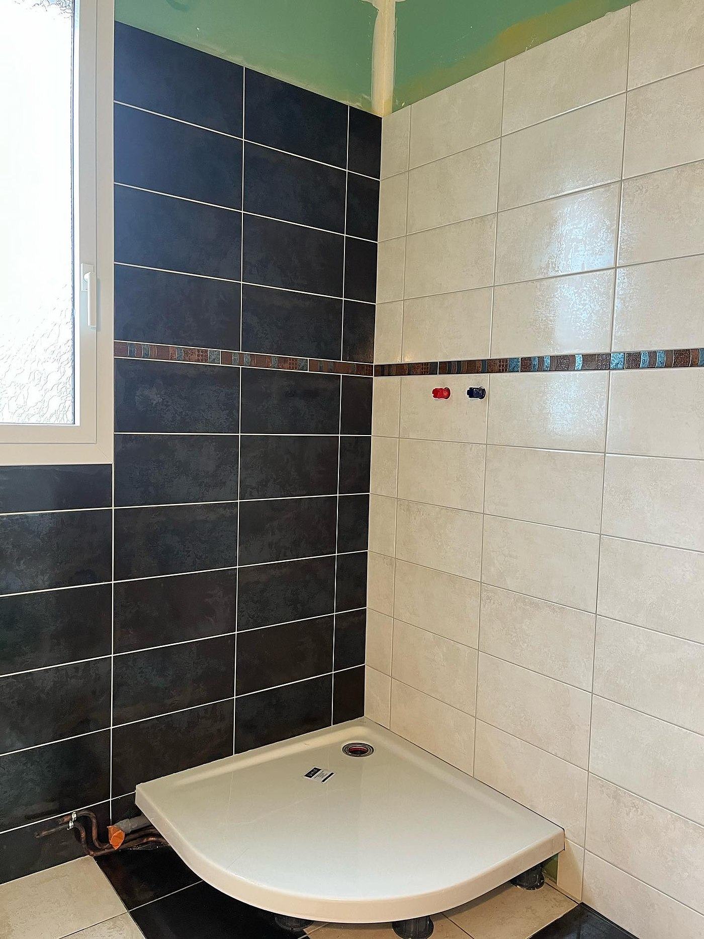 Douche d'angle bicolore encre et ivoire