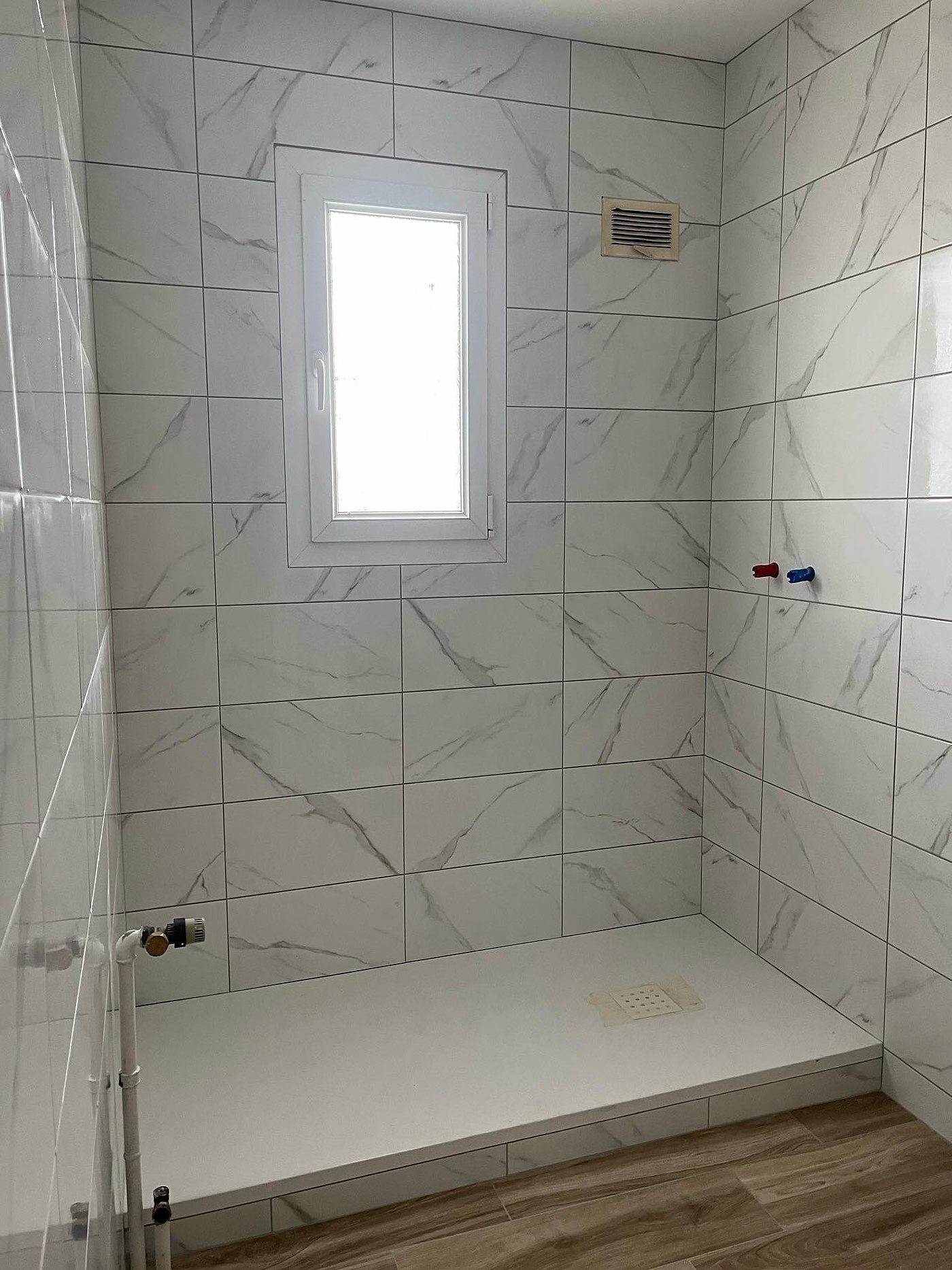 Salle de bain effet marbre blanc
